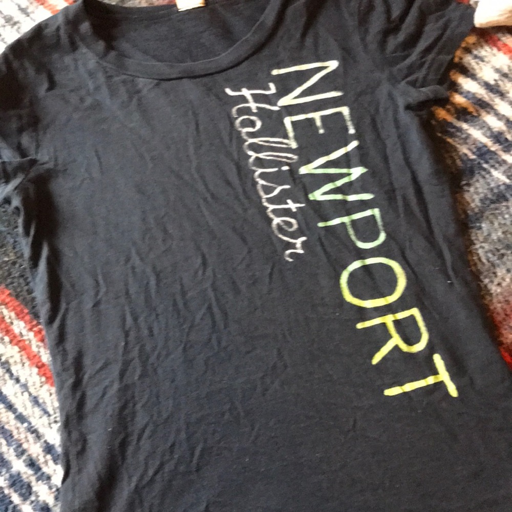 Hollister graphic tee